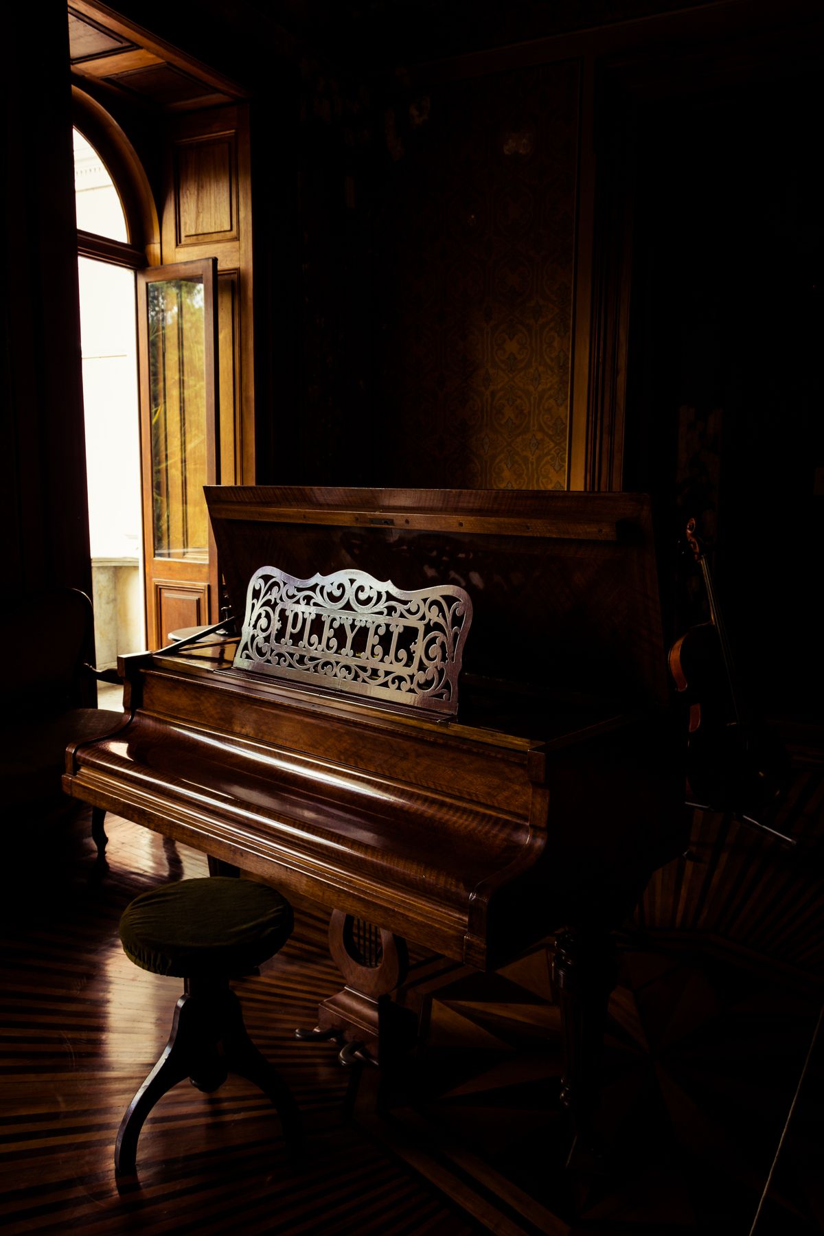 Grand piano gỗ cổ điển