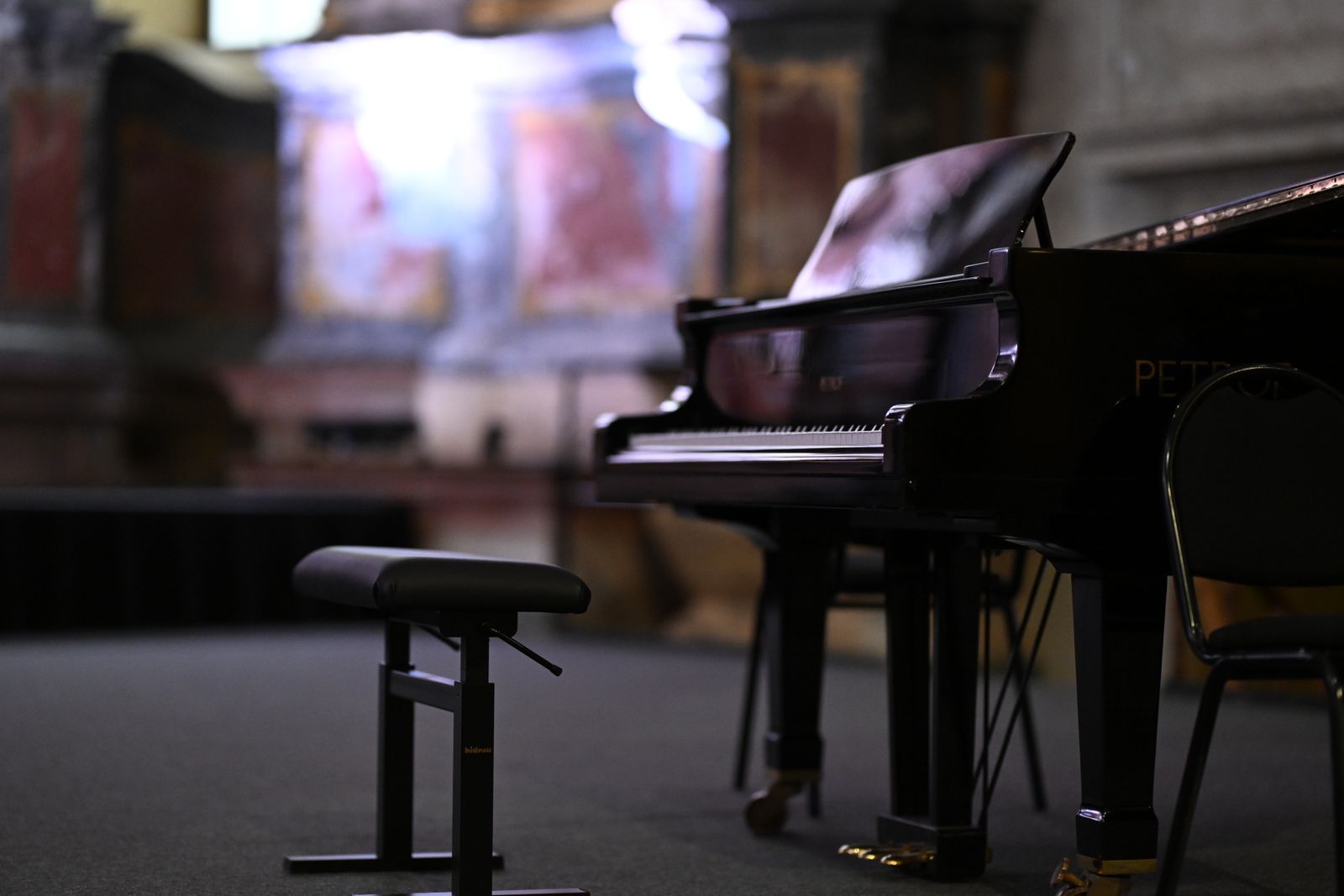 Grand piano biểu diễn trên sân khấu