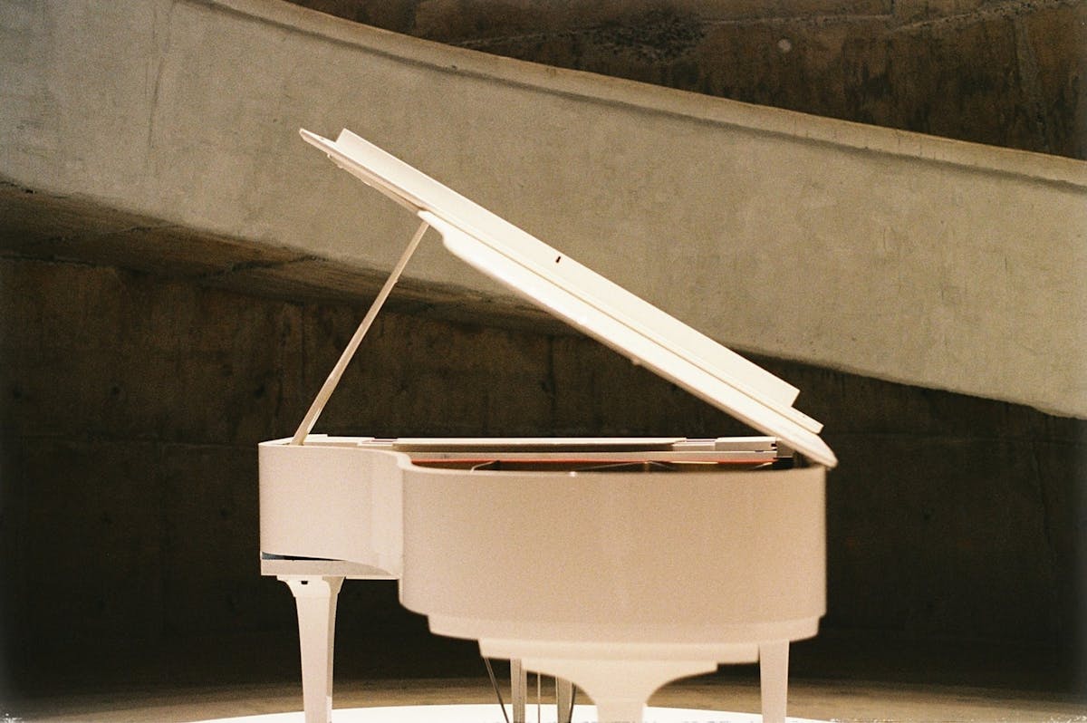 Crystal piano màu trắng