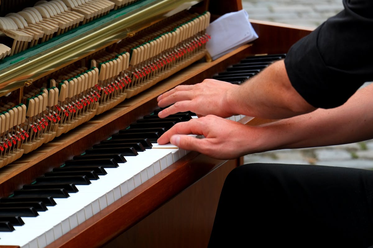 Nghệ sĩ chơi piano