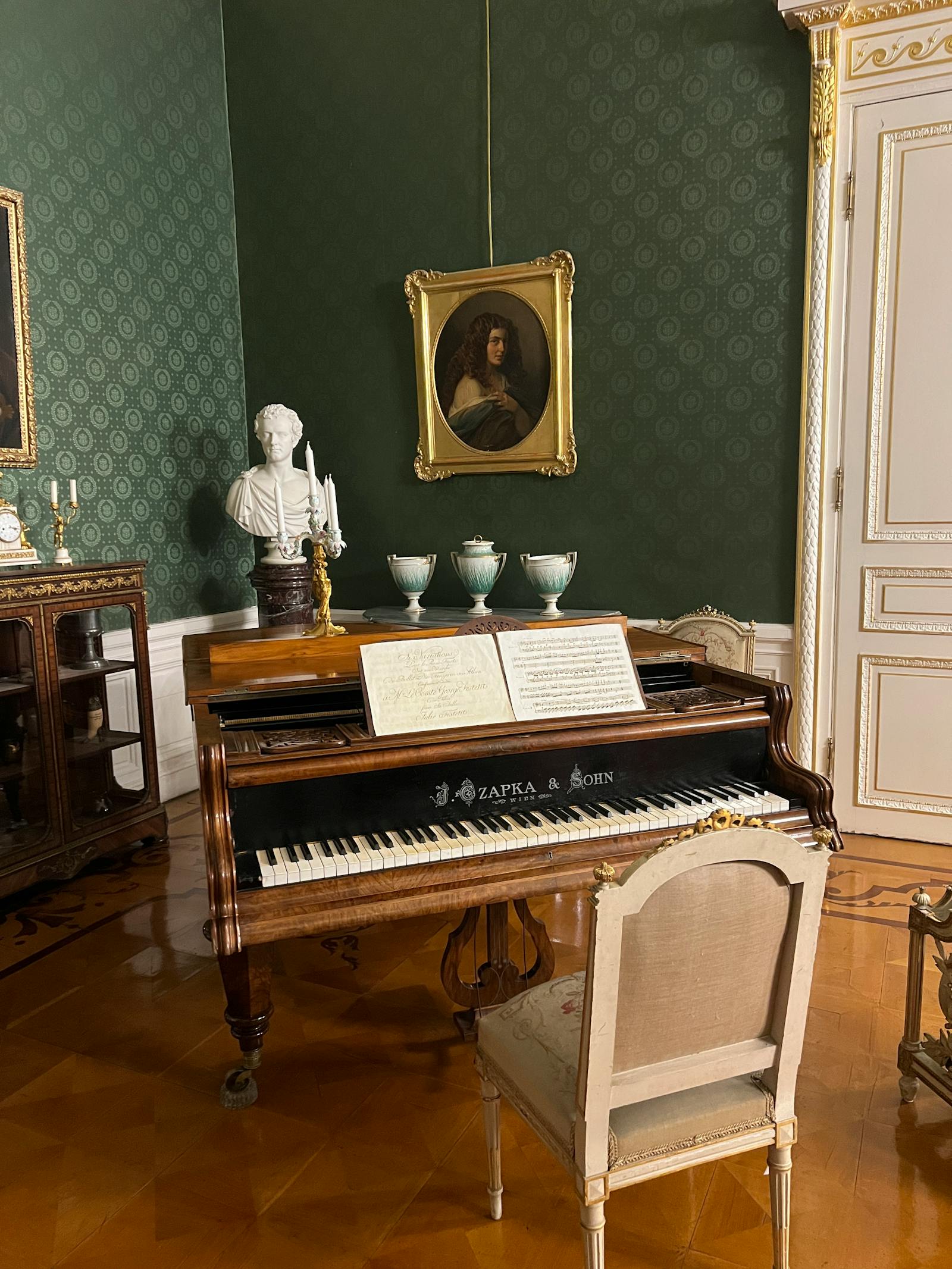 Piano nghệ thuật trong phòng cổ điển
